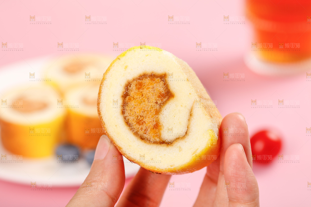 手里拿着夹心肉松卷