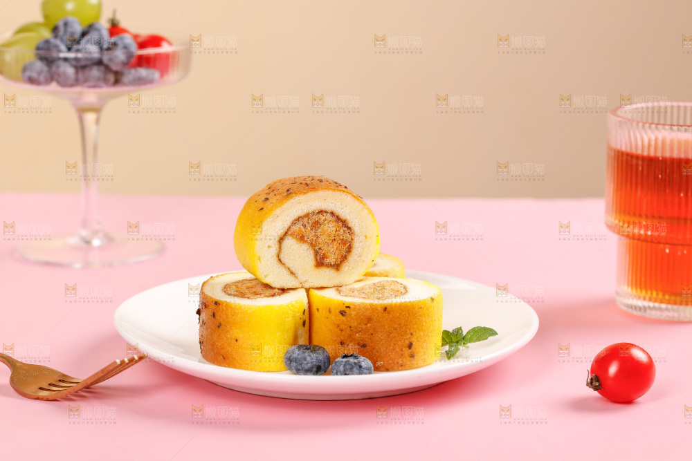 盘子里的肉松蛋糕卷