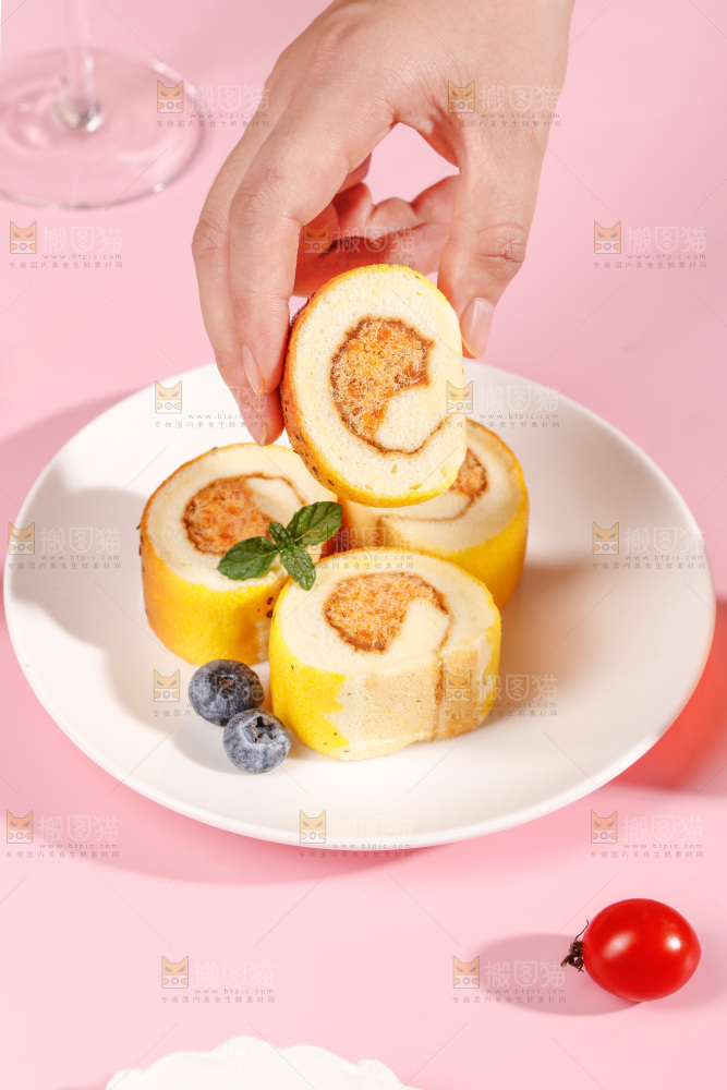 手里拿着夹心肉松卷