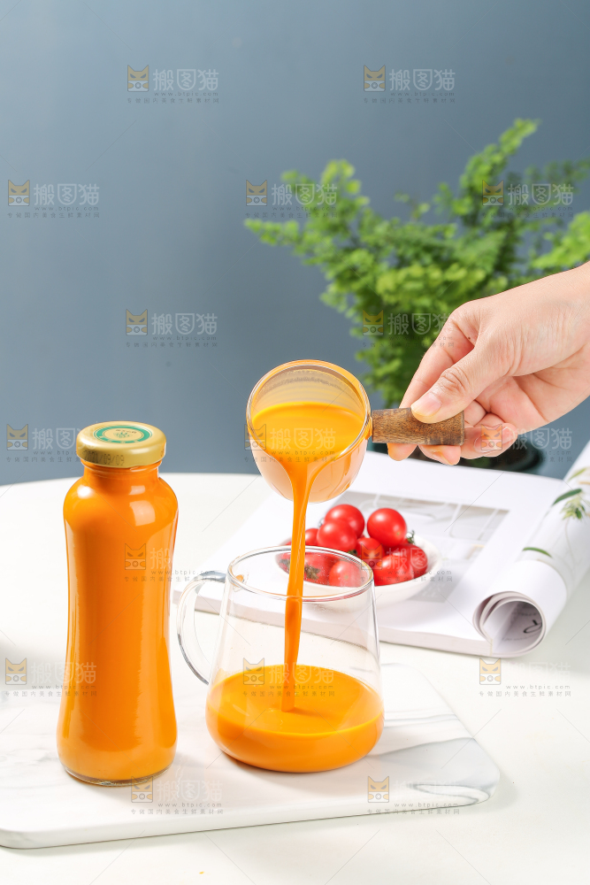 手里倒着沙棘果汁