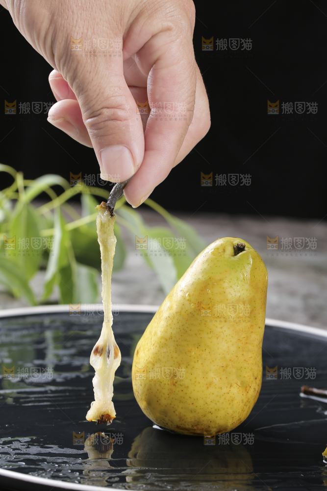 手上拿着太婆梨果核