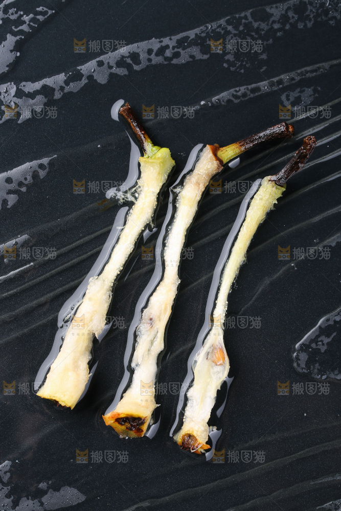黑底上放着太婆梨果核