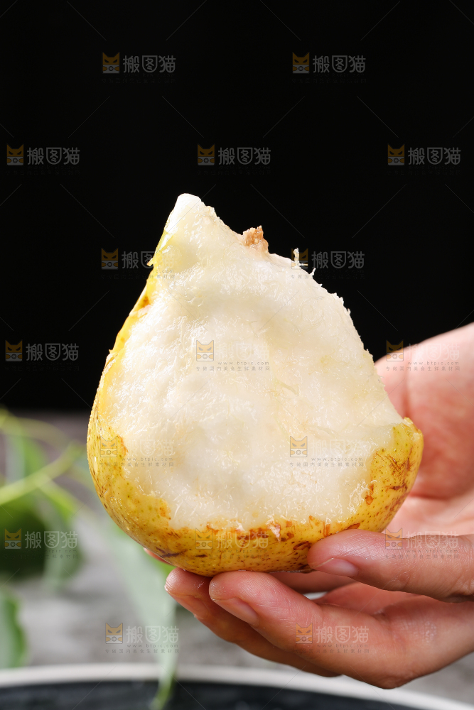手上放着太婆梨