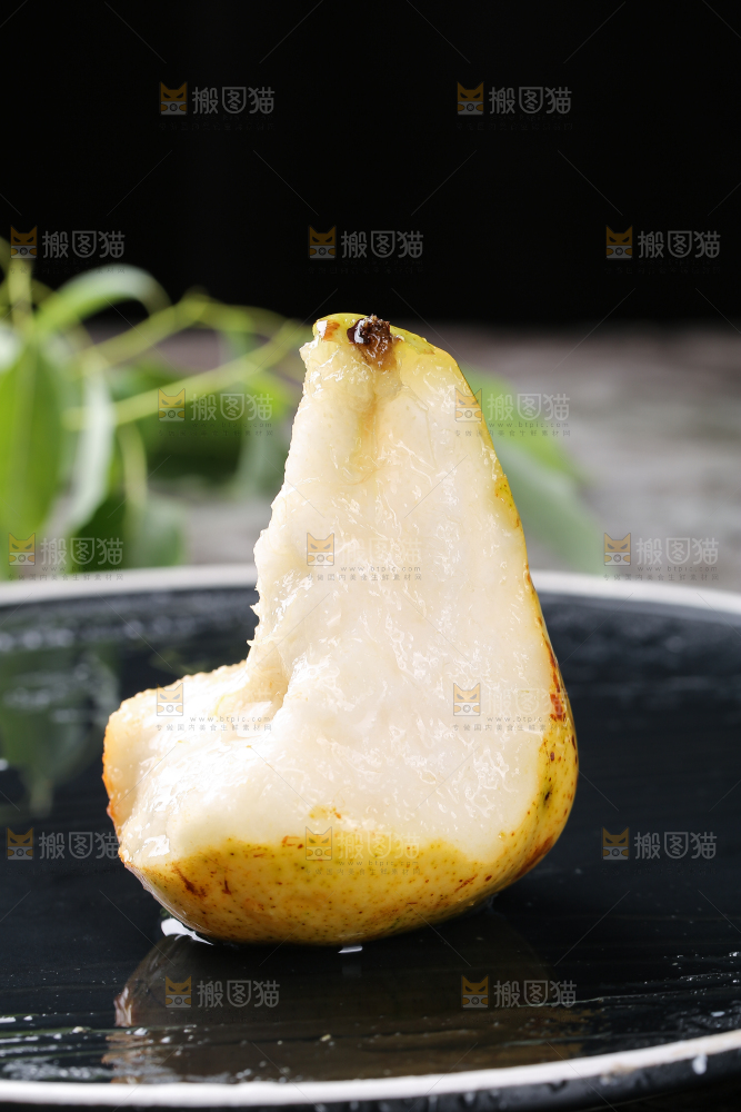 黑底上放着烟台太婆梨
