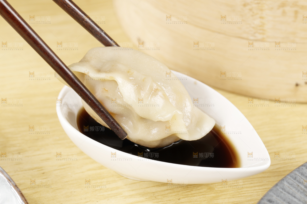 蘸着酱汁的手工饺子