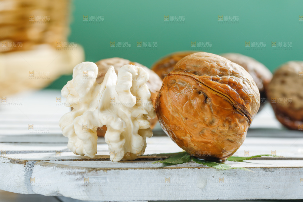木底上放着新鲜核桃