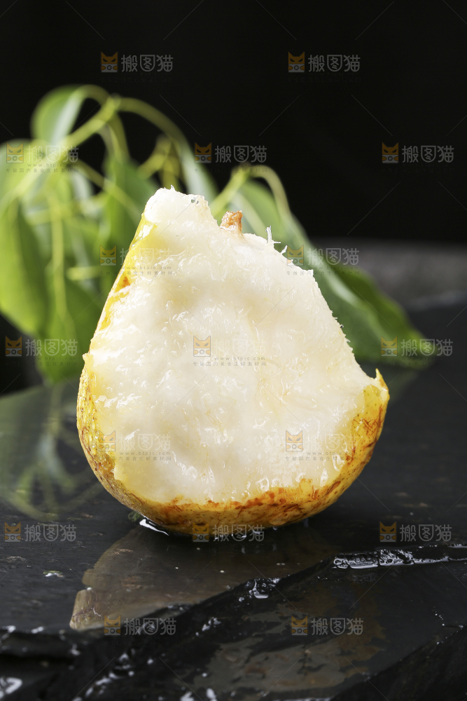 黑底上放着烟台太婆梨