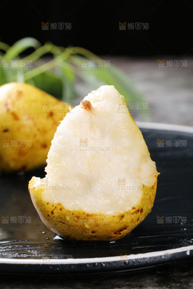 黑底上放着新鲜太婆梨