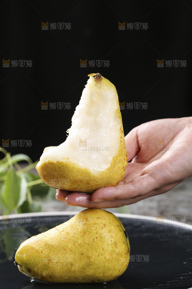 手上放着太婆梨
