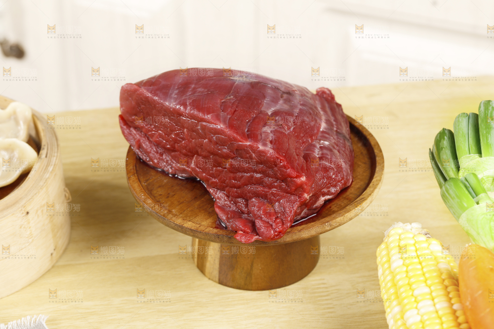 木底上放着一盘鲜牛肉