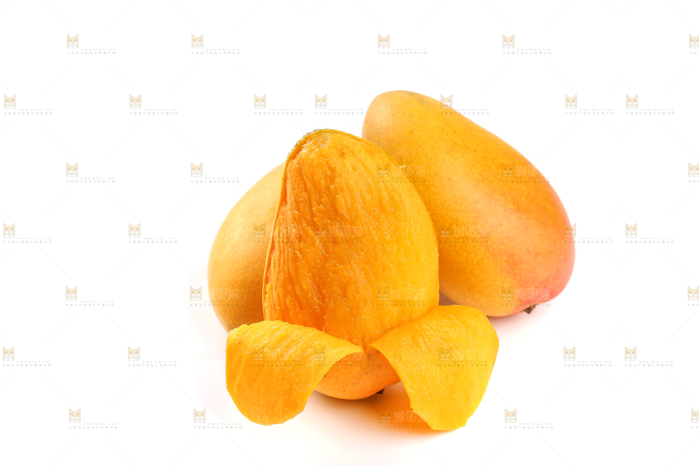 白底上的剥皮芒果
