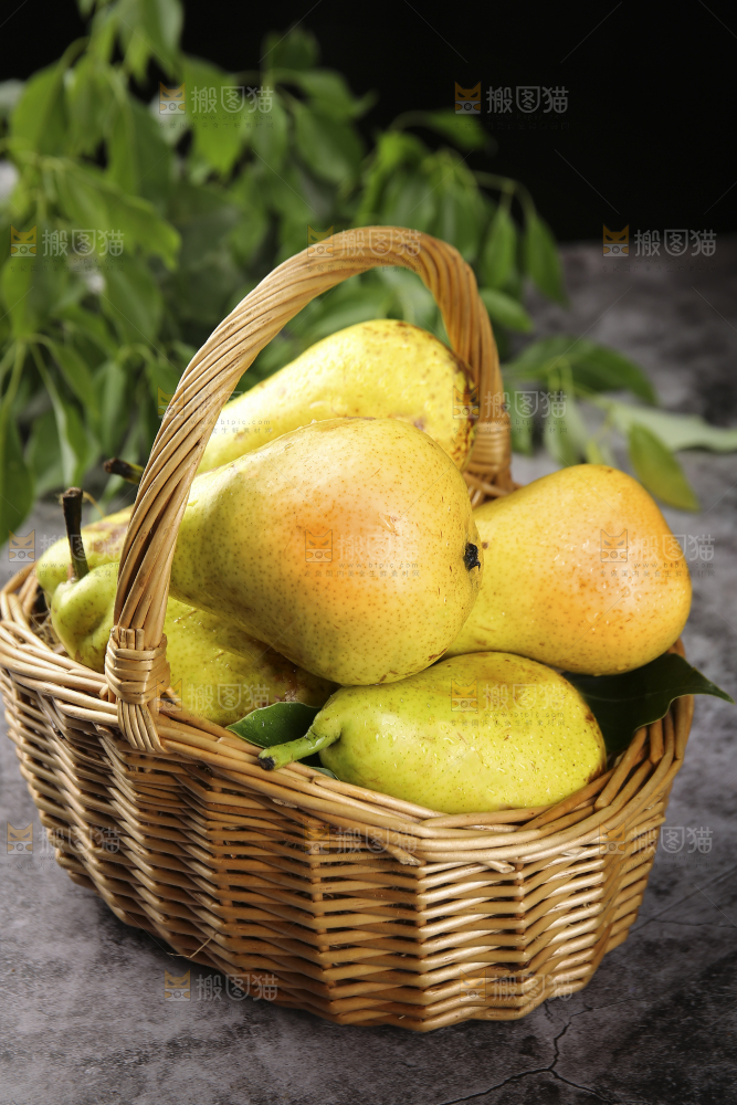 深底上放着一篮太婆梨