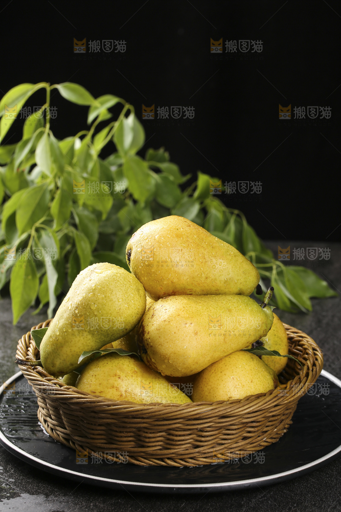 黑底上放着一篮太婆梨