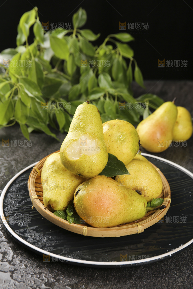 黑底上放着一篮太婆梨