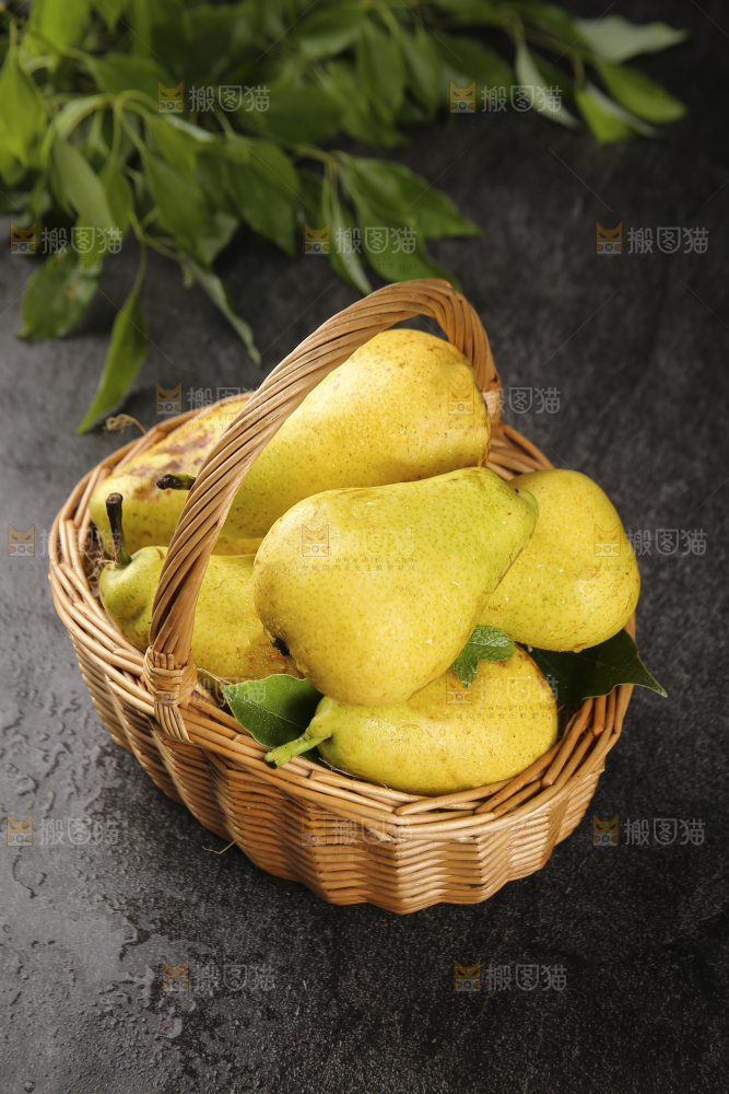 黑底上的一篮太婆梨