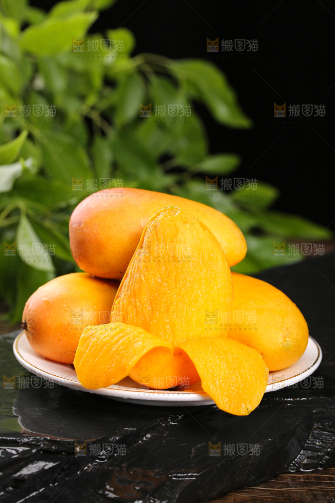 盘子里剥皮的小台芒