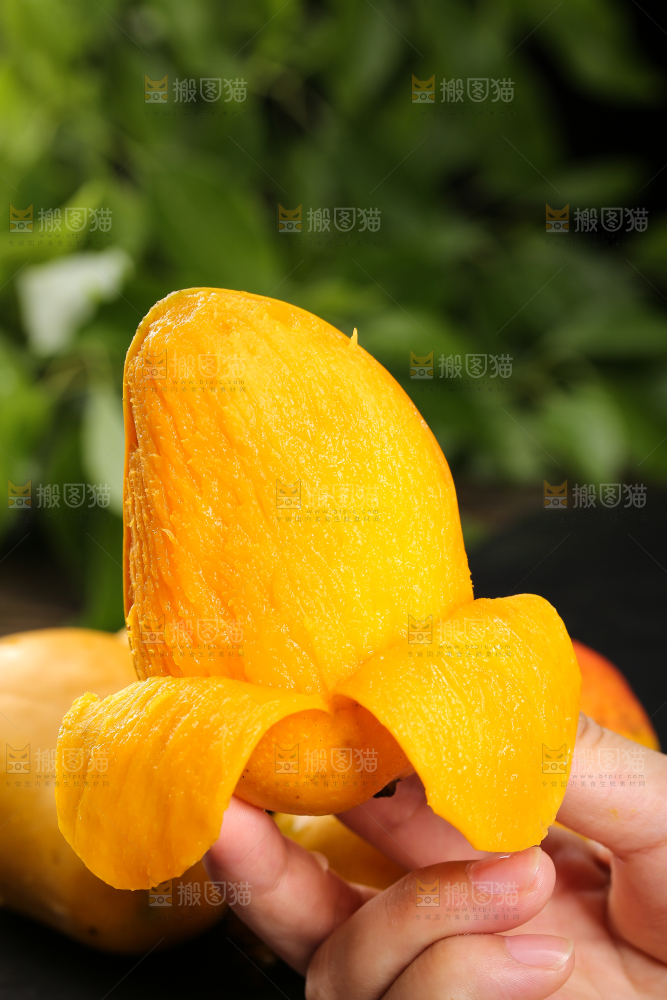 手拿着剥皮的新鲜台芒