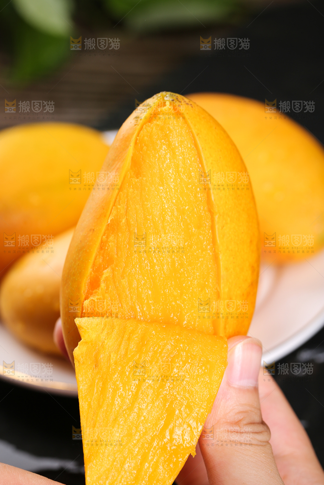 手拿着剥皮的新鲜台芒