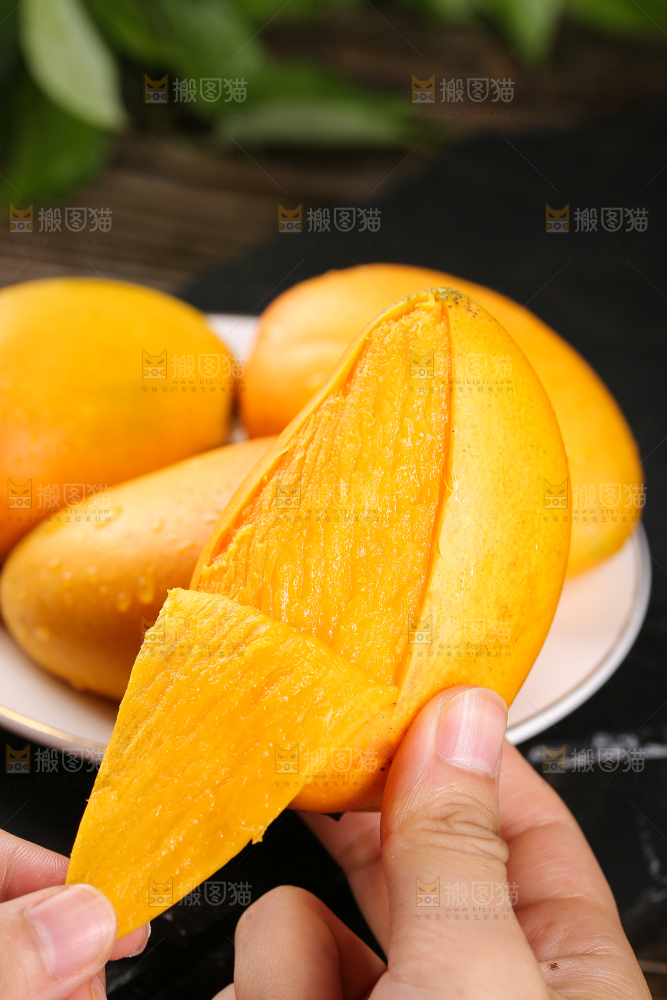 手拿着剥皮的新鲜台芒