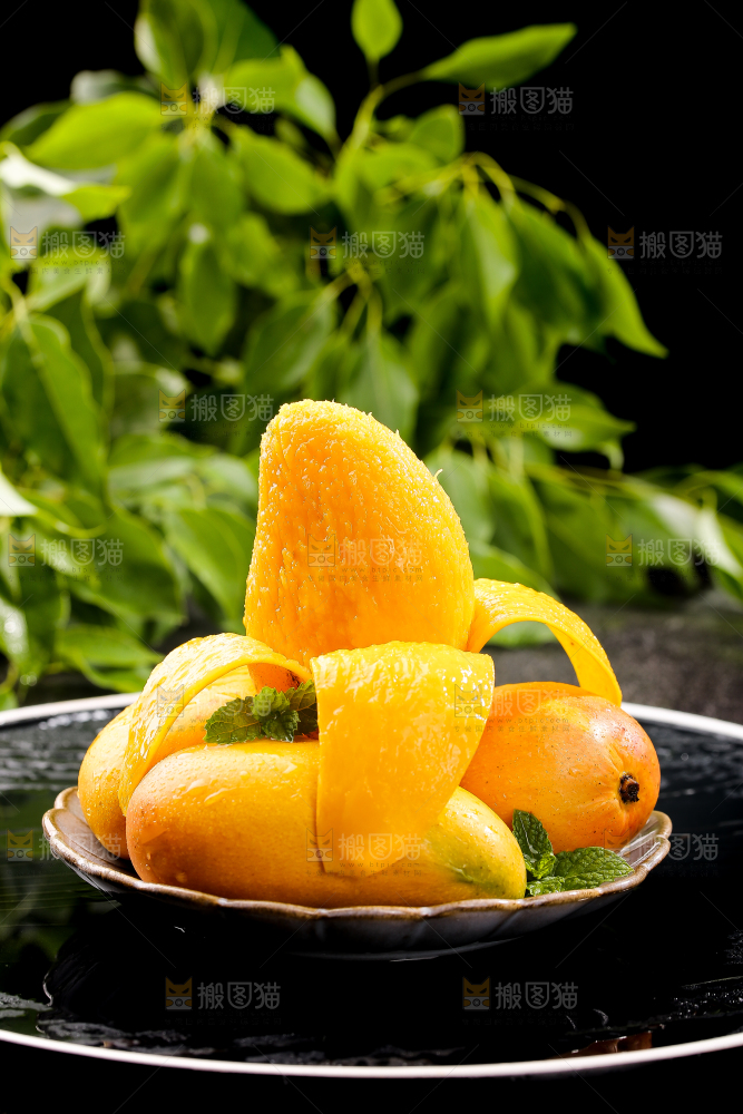 黑底上放着一盘新鲜台芒