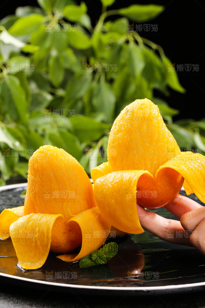 手拿着剥皮的小台芒