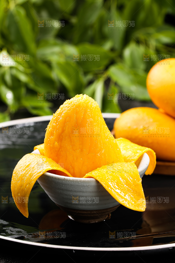 碗里放着剥皮的台芒