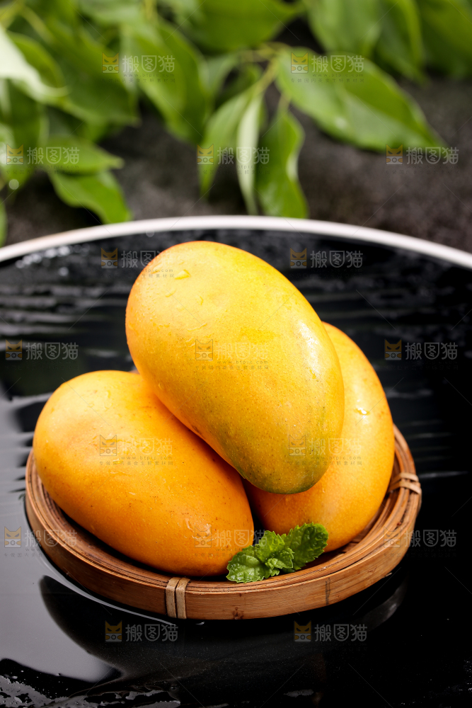 黑底上放着一盘新鲜台芒