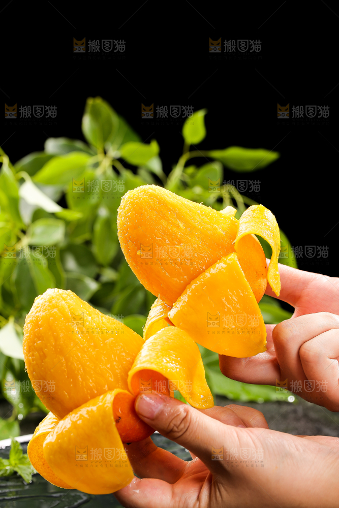 手拿着剥皮的小台芒