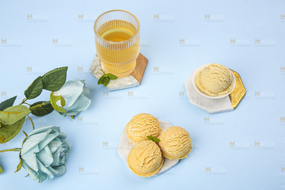 浅底上的奶油冰淇淋