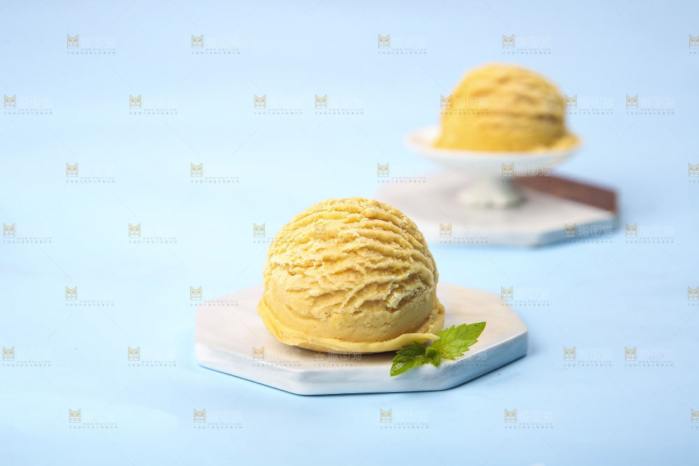 浅底上的奶油冰淇淋