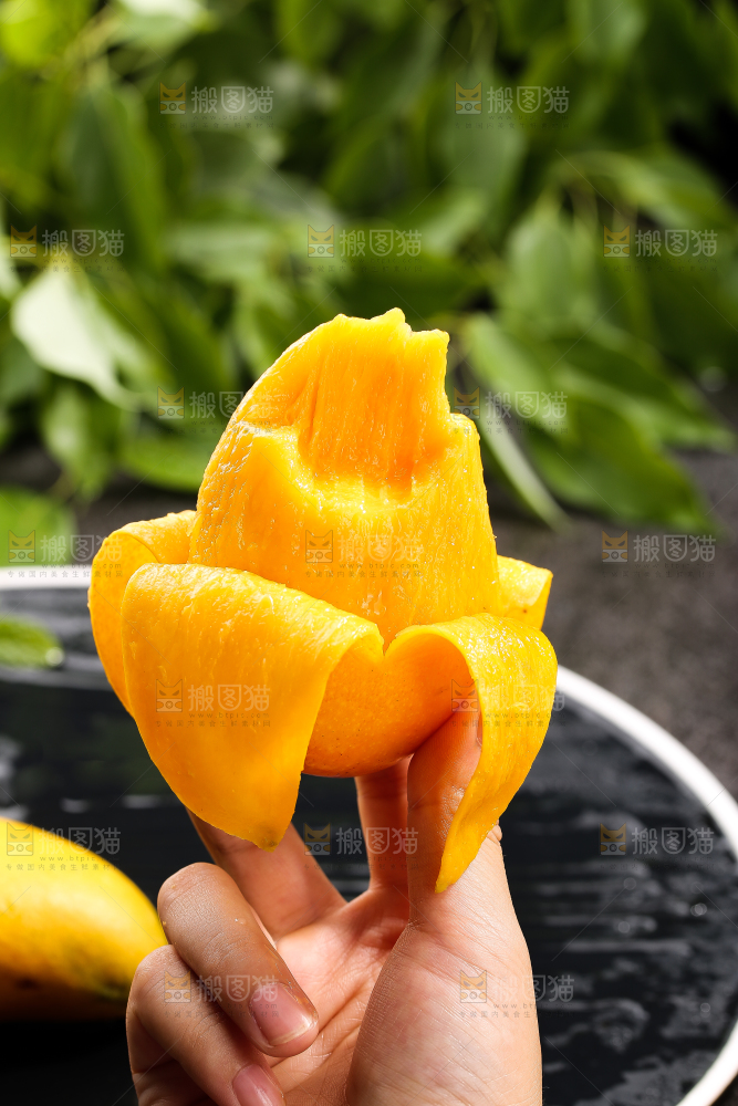 手里拿着剥皮的小台芒