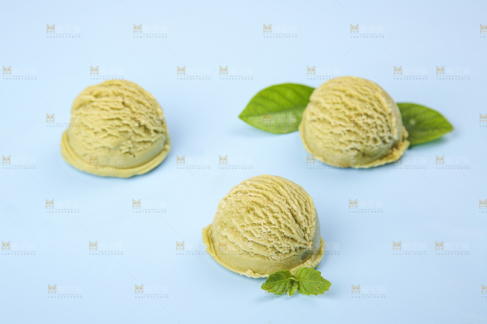 浅底上的抹茶冰淇淋