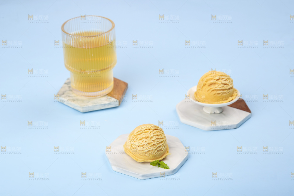 浅底上的奶油冰淇淋