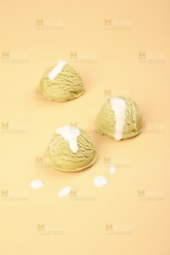 浅底上的酸奶冰淇淋