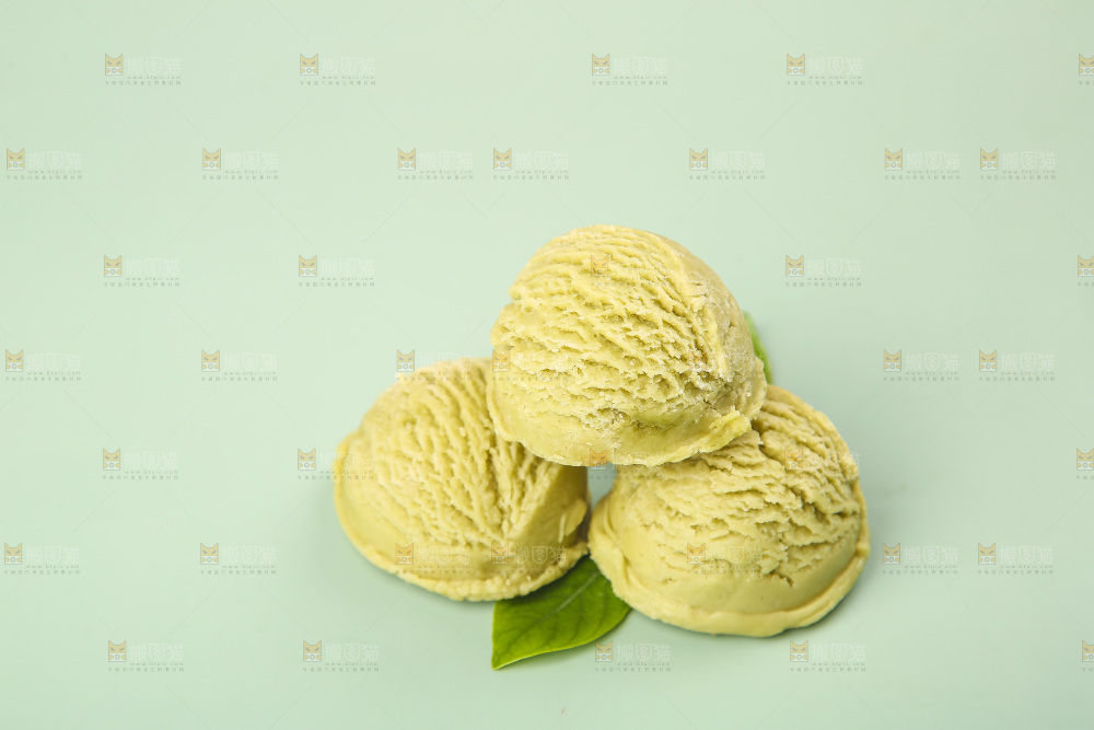 浅底上的奶油冰淇淋