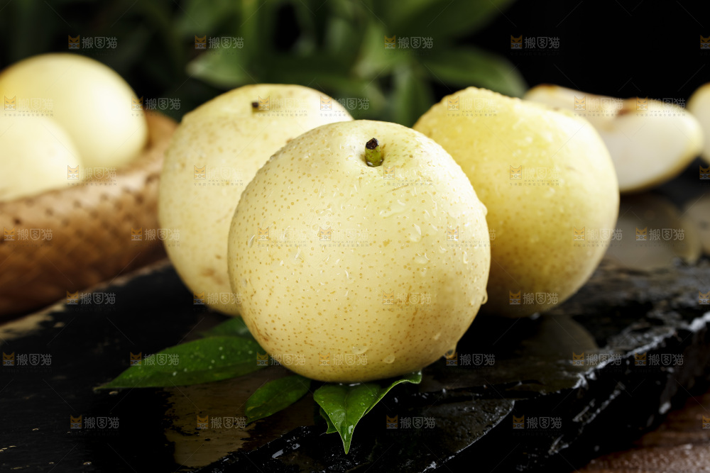 黑石板上的新鲜皇冠梨