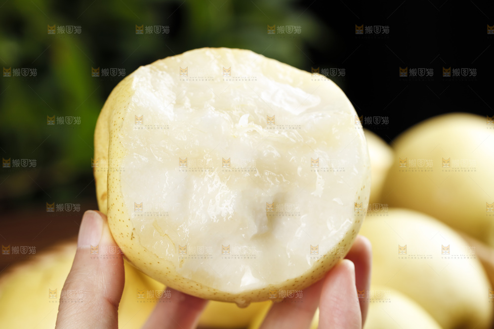 手里咬开的皇冠梨