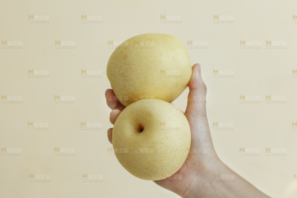 手里拿着新鲜皇冠梨