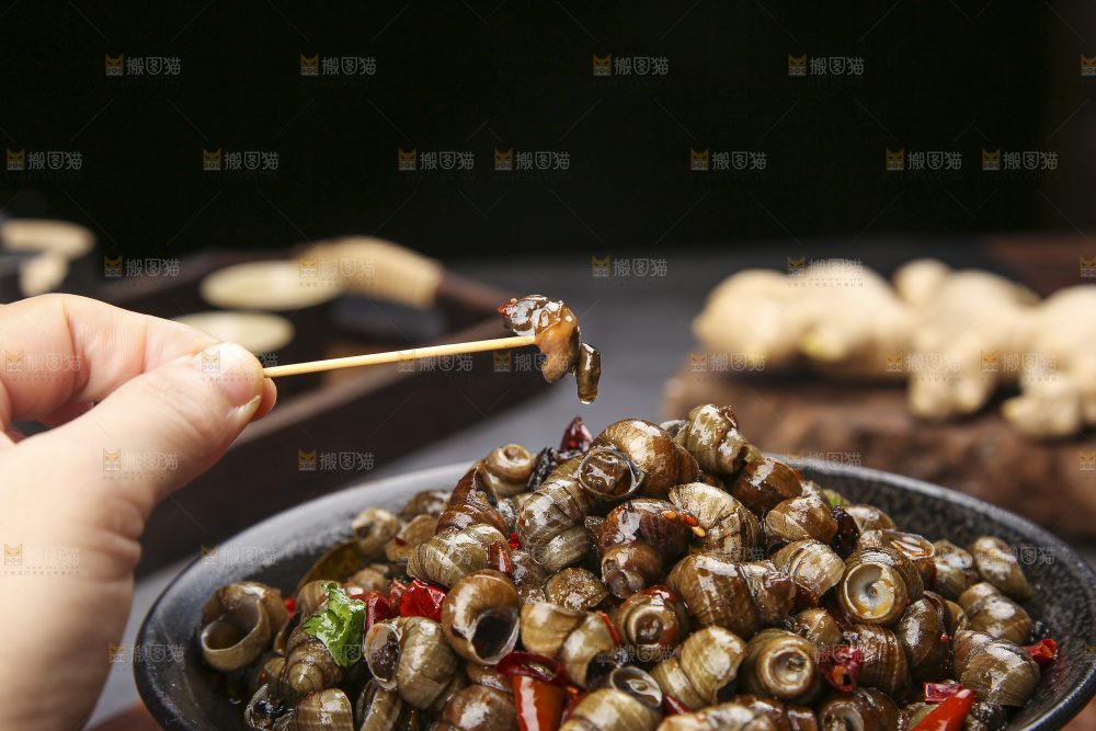 牙签上插着香辣田螺肉