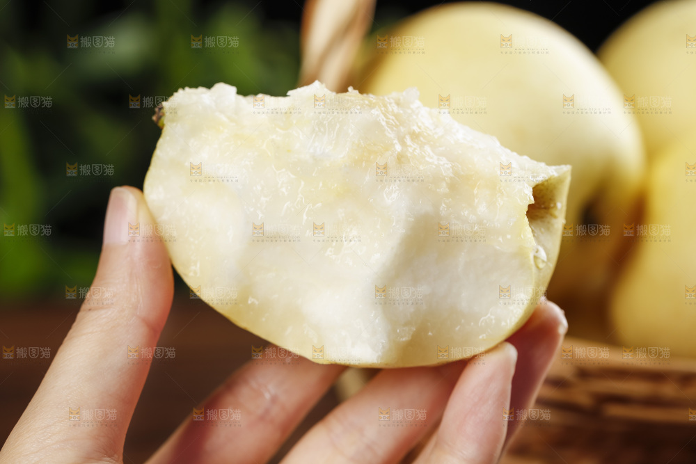 手里咬开的皇冠梨