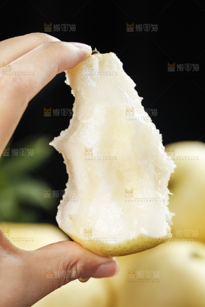 手里咬开的皇冠梨