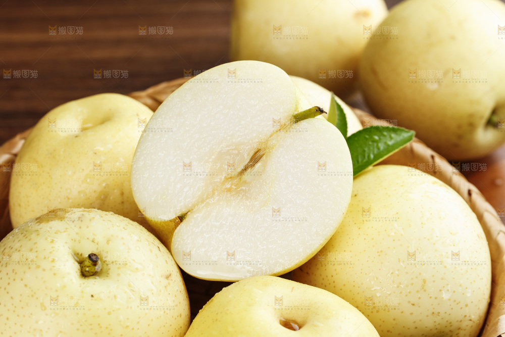 篮子里的新鲜皇冠梨