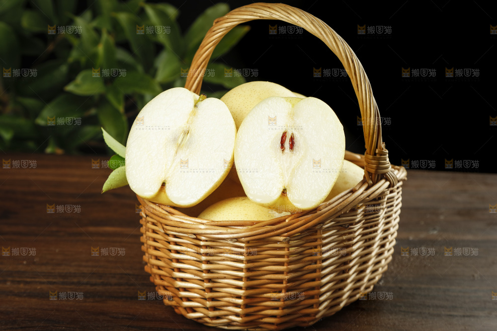 木底上的一篮河北皇冠梨