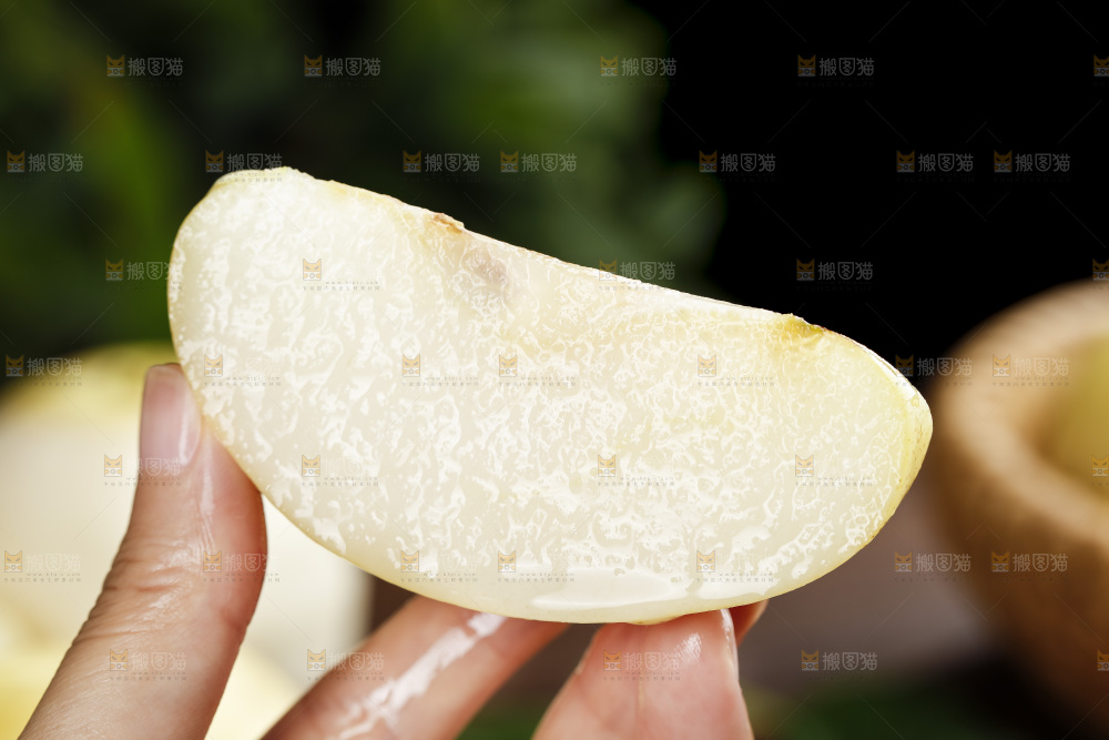 手里拿着切块的新鲜皇冠梨