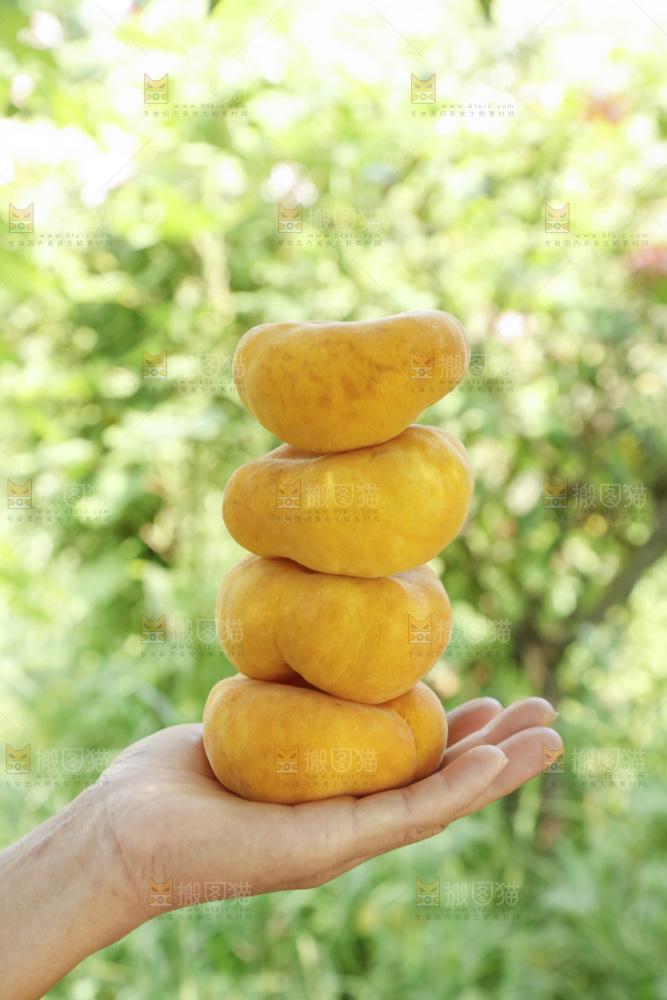 手里放着黄金蟠桃