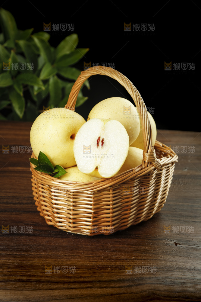 木底上的一篮河北皇冠梨