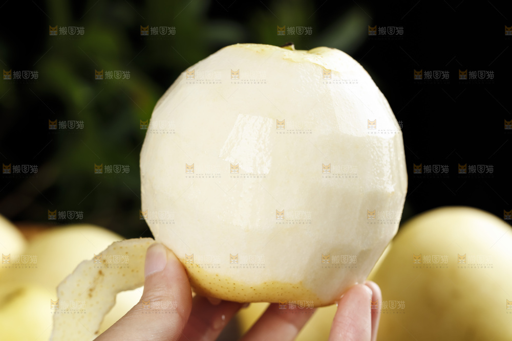 手拿削皮的皇冠梨