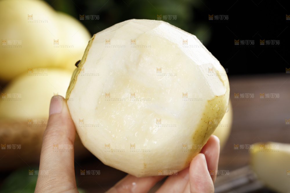 手里咬开的皇冠梨