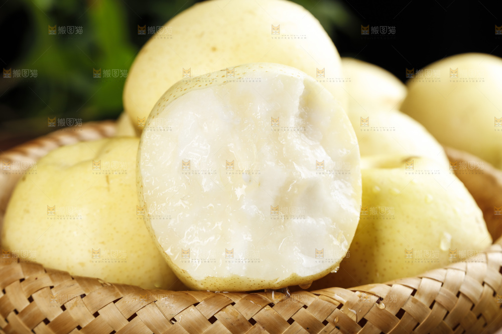 篮子里的新鲜皇冠梨