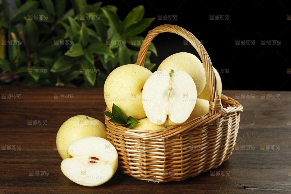 木底上的一篮河北皇冠梨